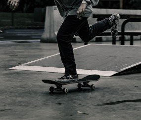 爱游戏官方入口-田径赛场焦点！韩国队对阵英格兰队，意外判罚引发热议，比赛氛围紧张